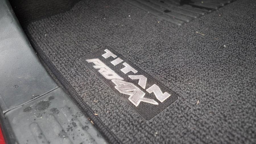 Детали интерьера Nissan Titan XD PRO-4X 2017 года  (NA) (фото 13 из 23)
